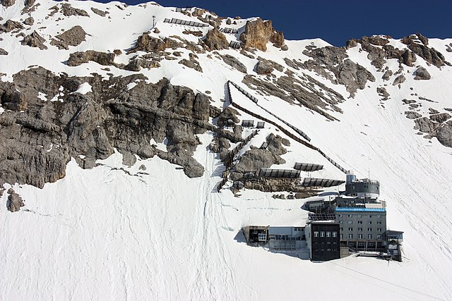 Blick auf das Schneefernerhaus